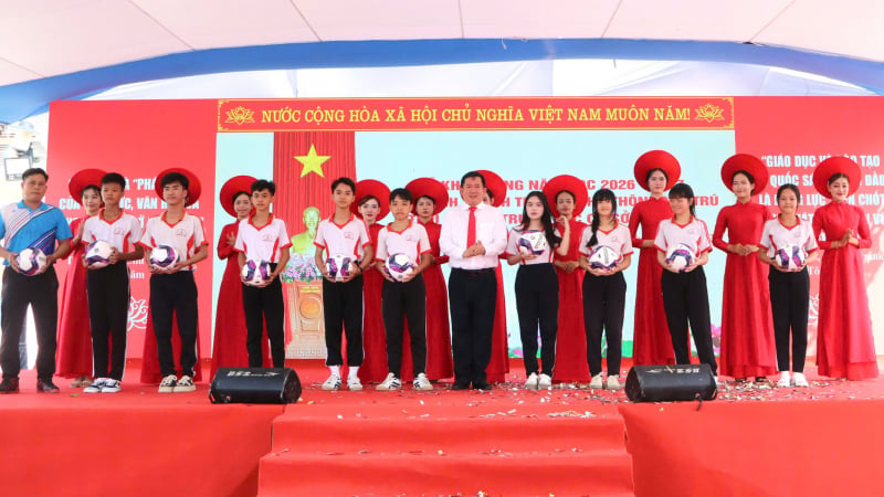 pho-bi-thu-tinh-uy-an-giang,-bi-thu-dac-khu-phu-quoc-dinh-van-noi-trao-qua,-hoc-bong-cho-hoc-sinh-kho-khan