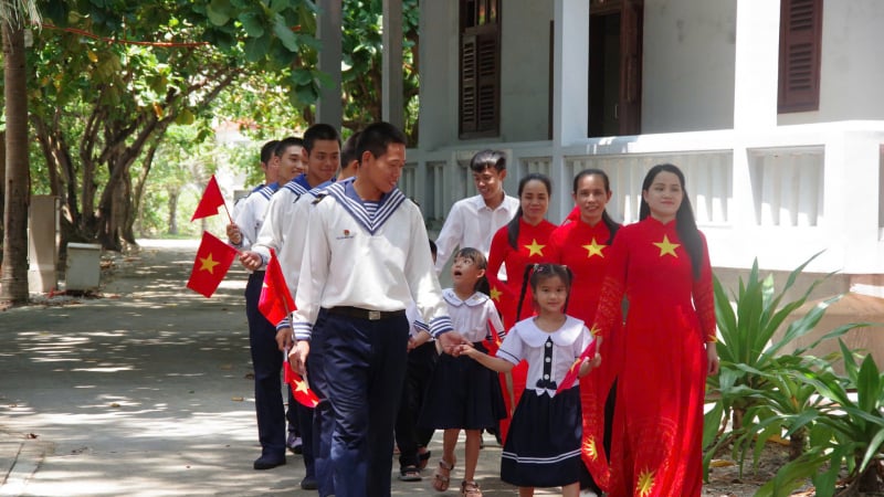 dac-khu-truong-sa-ron-rang-ngay-khai-giang-nam-hoc-moi