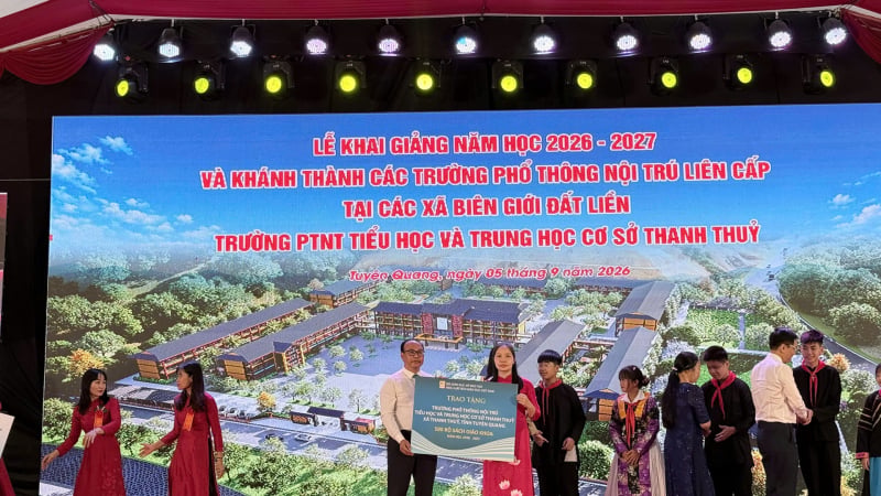trao-tang-1.000-bo-sach-giao-khoa-dau-nam-hoc-moi,-tiep-suc-hoc-sinh-vung-bien-tuyen-quang