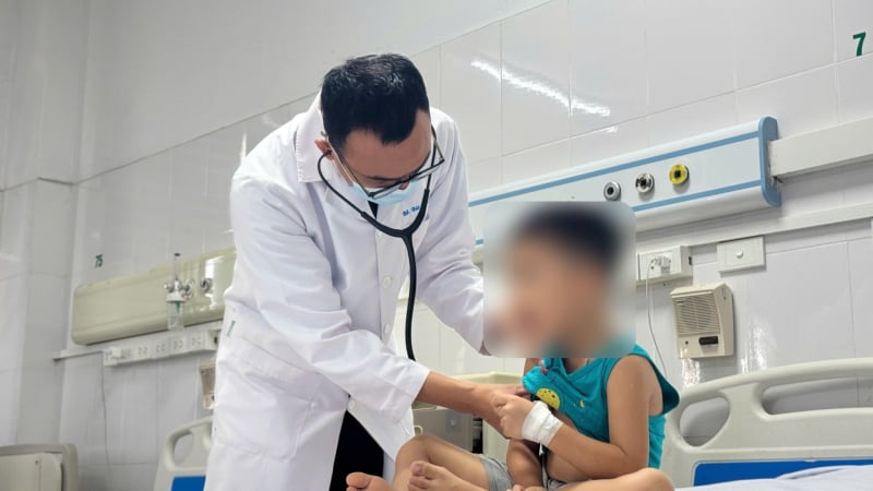 be-trai-4-tuoi-mac-adenovirus-sau-chuoi-ngay-sot-cao:-dau-hieu-nguy-kich-cha-me-tuyet-doi-khong-duoc-bo-qua